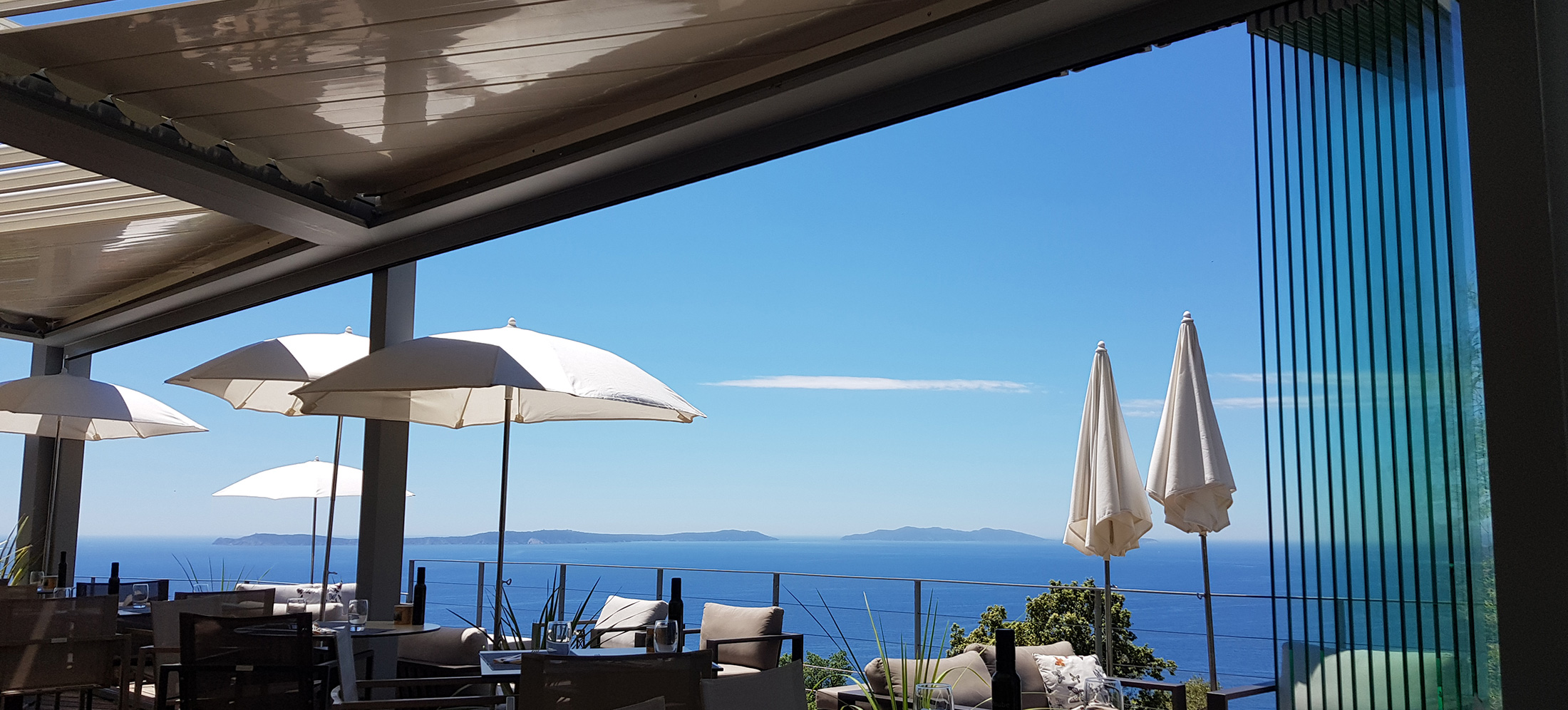 fermeture-terrasse-hotel-restaurant-rideaux-de-verre-1 hotel-restaurant-aurayol-canadel-sur-mer-var-83-3