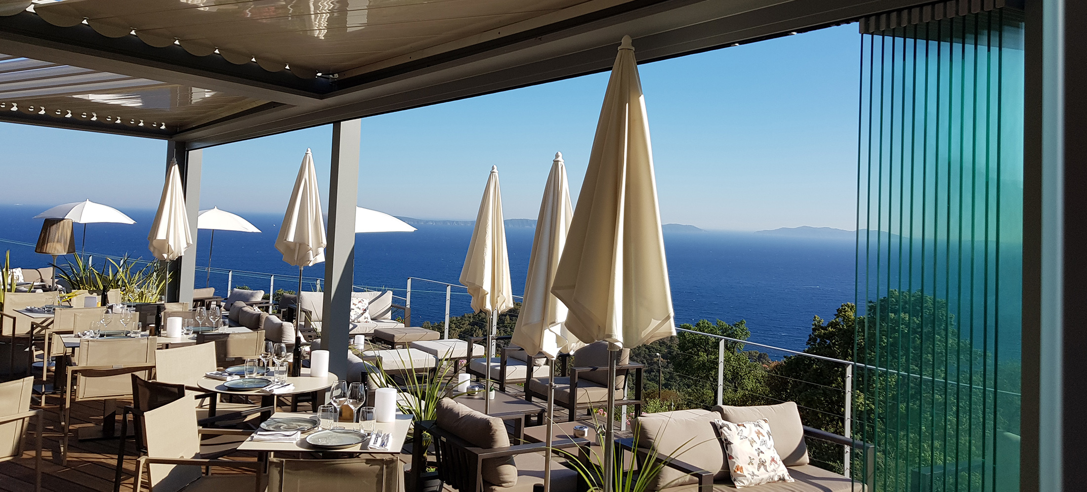 fermeture-terrasse-hotel-restaurant-rideaux-de-verre-2 hotel-restaurant-aurayol-canadel-sur-mer-var-83-2