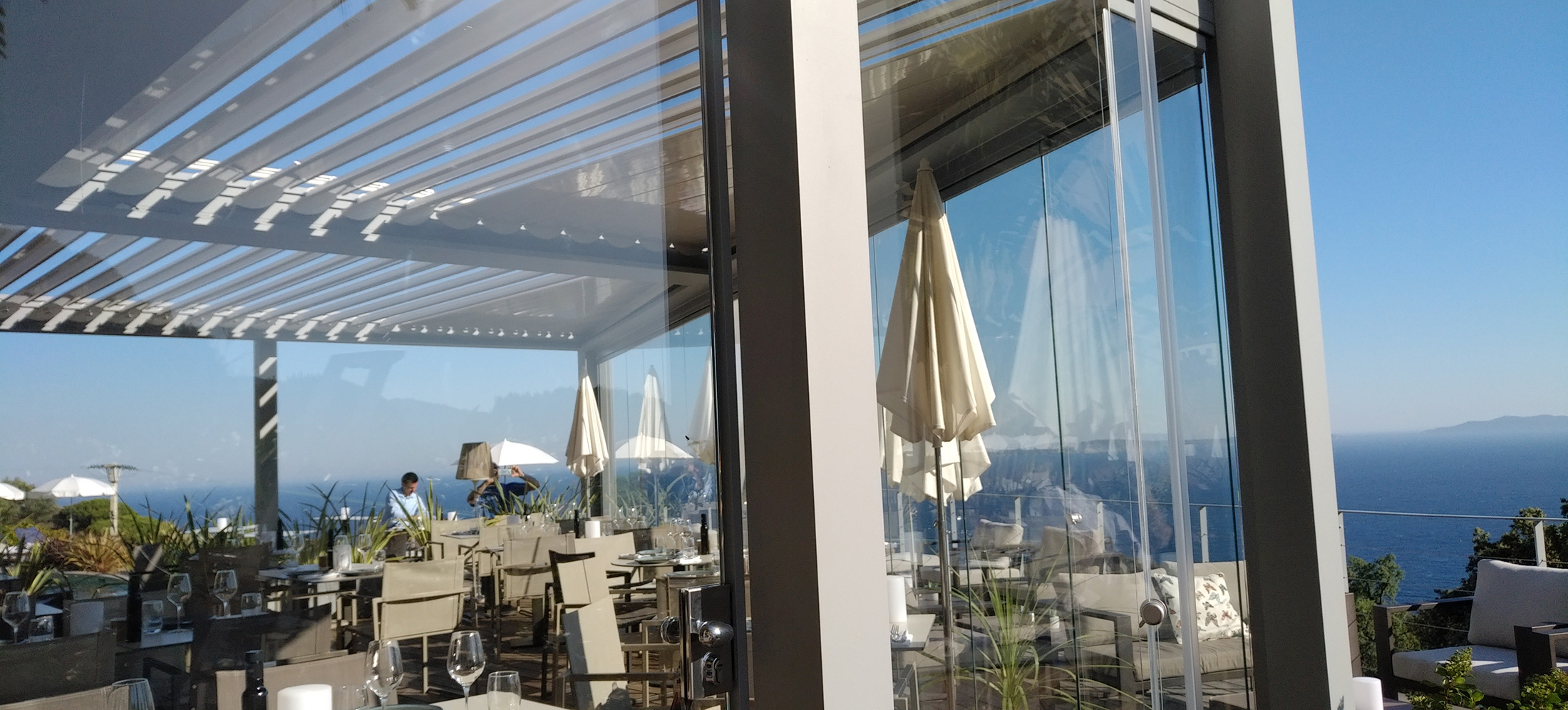 fermeture-terrasse-hotel-restaurant-rideaux-de-verre-3 hotel-restaurant-aurayol-canadel-sur-mer-var-83-1
